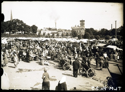 Tallinn, Vene turg, vaade edelast, taga Viru värava mägi ja pritsimaja.  duplicate photo