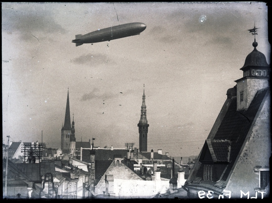 Tallinn, vaade loodest, Oleviste kiriku ja Raekoja tornide kohal tsepelin.