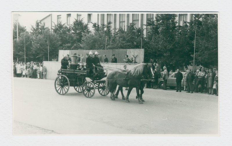 Rakvere TÜ 100 aastapäev, aurupritsi kaarik tribüüni ees