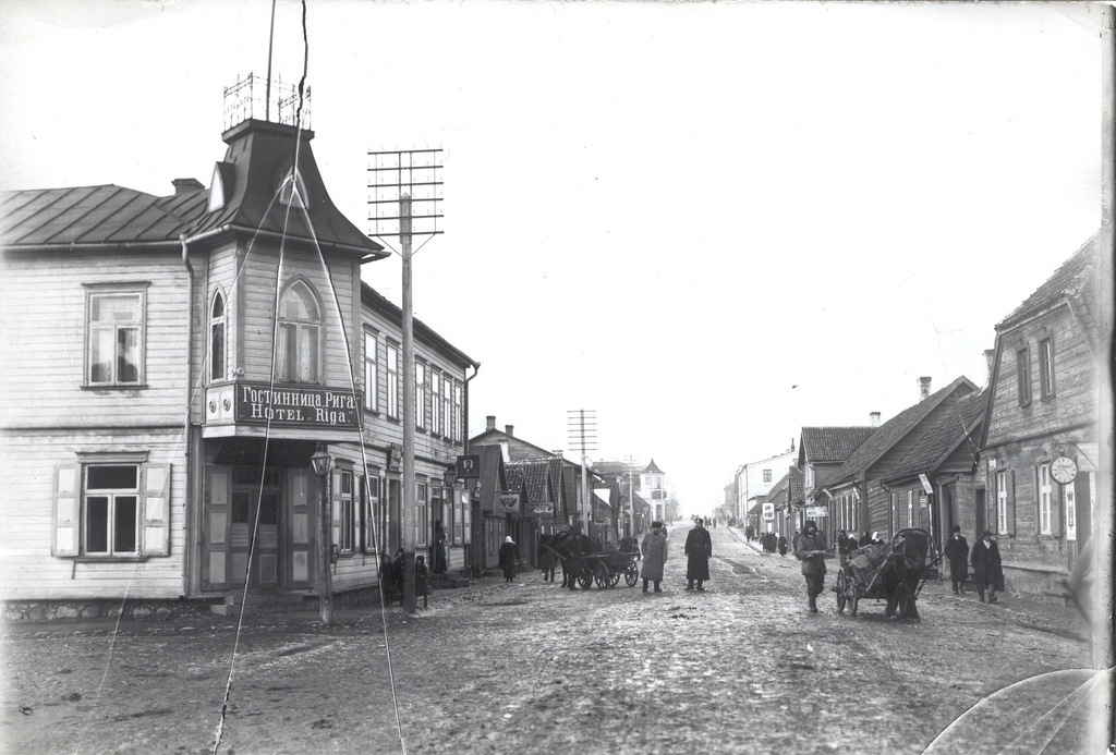 Photo.  View from the corner of Kesktänava to the buildings on the street of Riga towards Tartu Street.