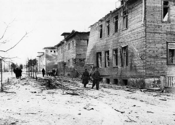Tartu the ruins. Bombing of Tartu by the Russian Air Force 26.03.1944: damage on the Taara road.  On the street German army soldiers.
Tartu, 27.03.1944. Photo Ilja Pähn.