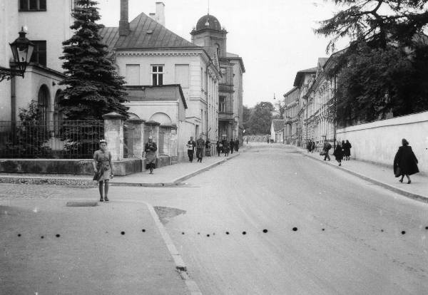 World War II, German occupation. Wide street (see from the corner of Laia and Magasini t towards Toomemäe). People on the street. Tartu, 19.08.1944. Photo Ilja Pähn.
