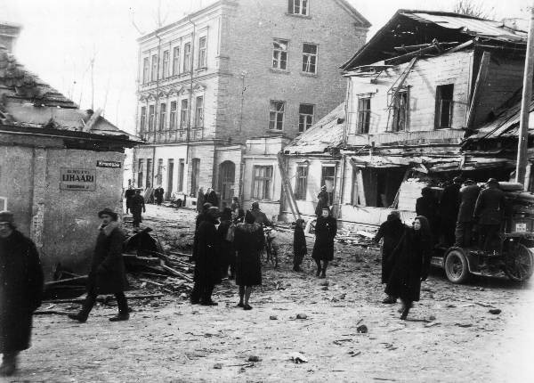 The bombing of Tartu by the Russian air force: the bombing of Gustav Adolf (Jakob) street and Gustav Adolf and Kroonuaia t corner.
The house has a store for advertising: g. Nutt Lihaäri, Kroonuaia 3.
The wall of the house is from the streets: Kroonuaia.
Tartu, 27.03.1944. Photo Ilja Pähn.