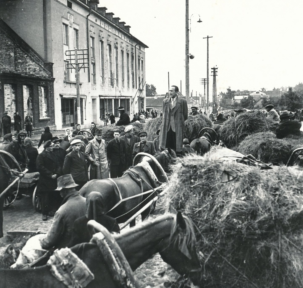 Photo.  Red stream of peasants in Leevi rural municipality on Tartu Street in 1945. The Chairman of the Võrumaa paper Albert Ühtegi speaks.