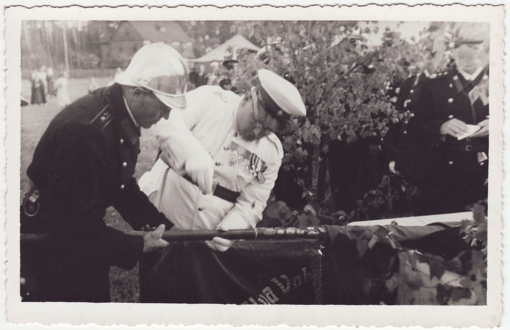 Tartumaa Tuletõrje Brigaadi pealik Paul Martmaa Elva VTÜ 30 aastapäeval  ühingu lipu vardasse lipunaela löömas