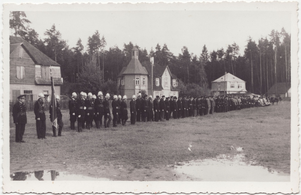 Võistlejate rivi Tartumaa tuletõrje I brigaadipäeval Elvas