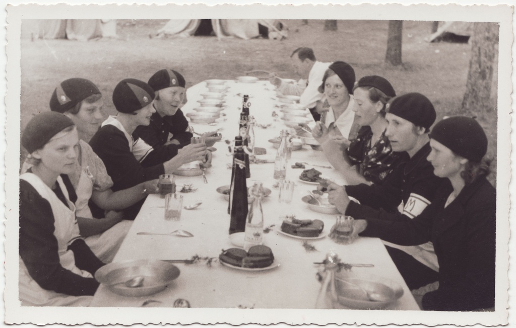 Naisliikmed lõunalauas Tartumaa tuletõrje I brigaadipäeval Elvas