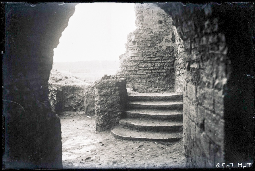 Tallinn, Pirita kloostri varemed, trepp kirdenurgas nunnade ristikäiguga.