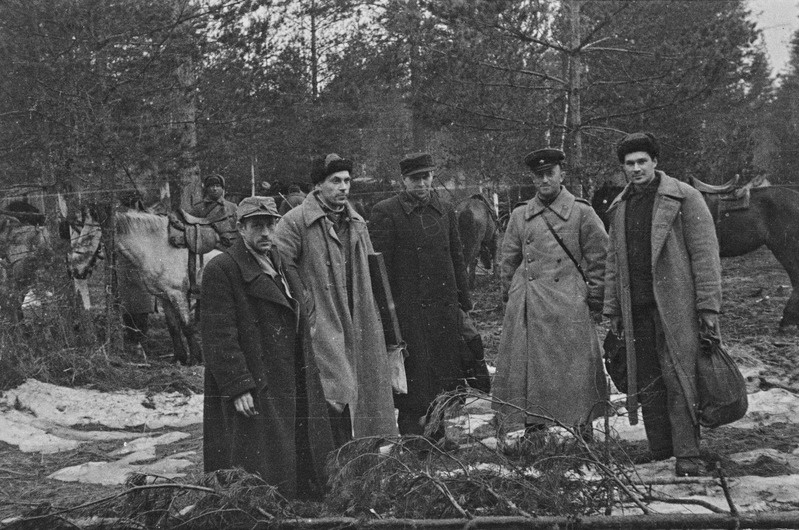 7. Eesti Laskurdiviis. Kunstnikud-sõjaväelased Narva rindel, vasakult: Richard Sagrits, A. Hoidre, E. Einmann, major E. Lemming ja Evald Okas.