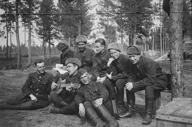 7. Eesti Laskurdiviis. Grupp sõjaväelasi, keskel kinomehaanik Rosenthal