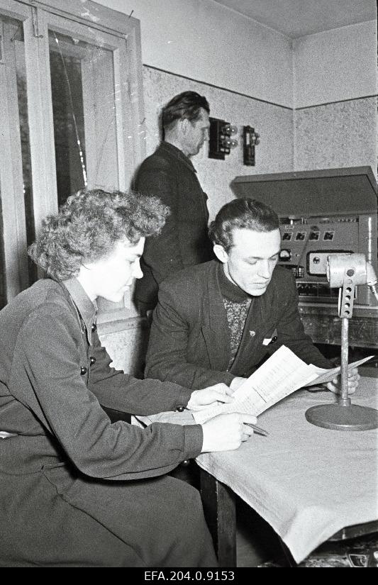 Diktorid Lehte Aasoja ja Oliver Kaljuvald saate ajal Otepää raadiosõlmes.