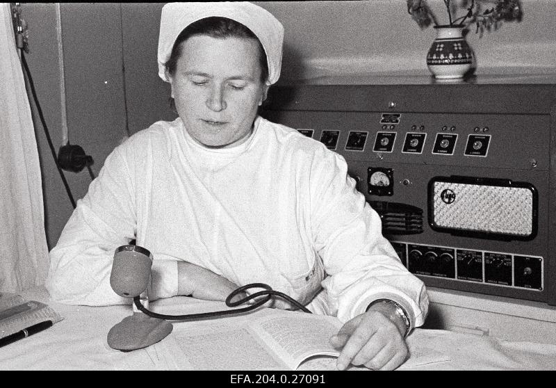 Elva rajooni haigla vanemõde Olga Võssotskaja viib haigla raadiosõlmes läbi vestlust isiklikust hügieenist.
