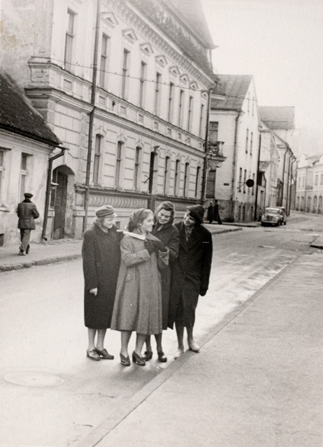 Female students in front of the joint venue