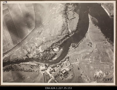 Vaade õhust maastikule jõega; foto 1. Lennuväedivisjoni fotopositiivide kogust  similar photo