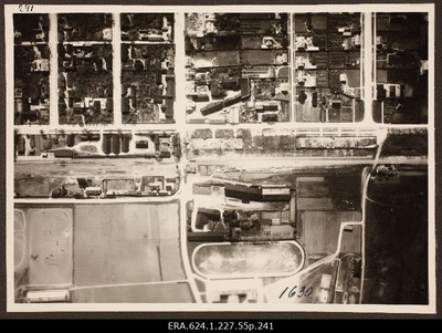 Vaade õhust linnaosale raudteega; foto 1. Lennuväedivisjoni fotopositiivide kogust  similar photo