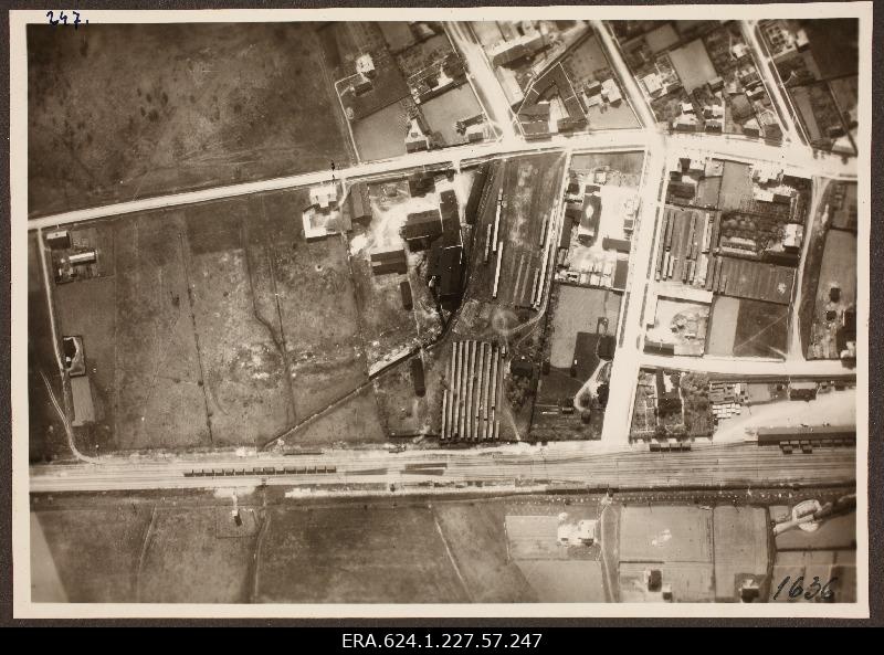 Vaade õhust maastikule asula ja raudteega; foto 1. Lennuväedivisjoni fotopositiivide kogust