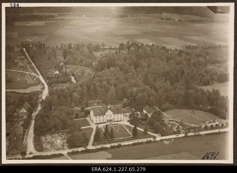 Vaade õhust maastikule hoonetega; foto 1. Lennuväedivisjoni fotopositiivide kogust