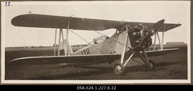 Vaade väljal seisvale lennukile; foto 1. Lennuväedivisjoni fotopositiivide kogust