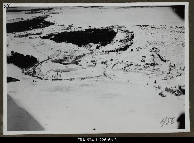 Vaade õhust lumisele külamaastikule; foto 1. Lennuväedivisjoni fotopositiivide kogust
