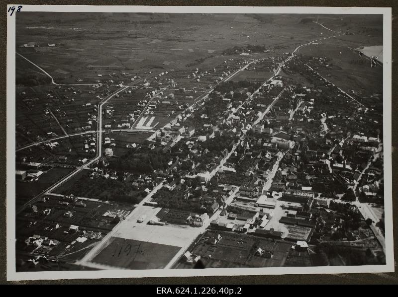 Vaade õhust tuvastamata väikelinnale; foto 1. Lennuväedivisjoni fotopositiivide kogust