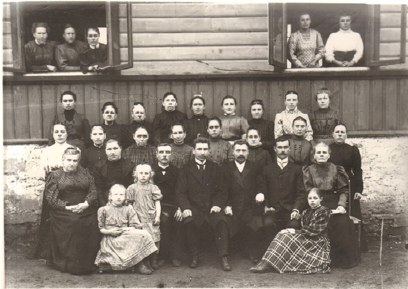 klaasnegatiiv, Paide adventisti koguduse rahvas palvemaja ees 1910.a. paiku