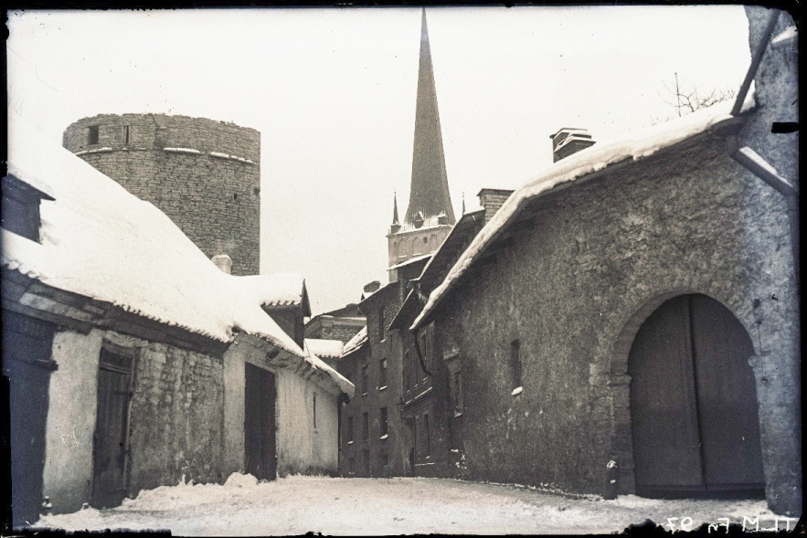 Tallinn, Aida tänav, taga linnamüüri torn ja Oleviste kirik.