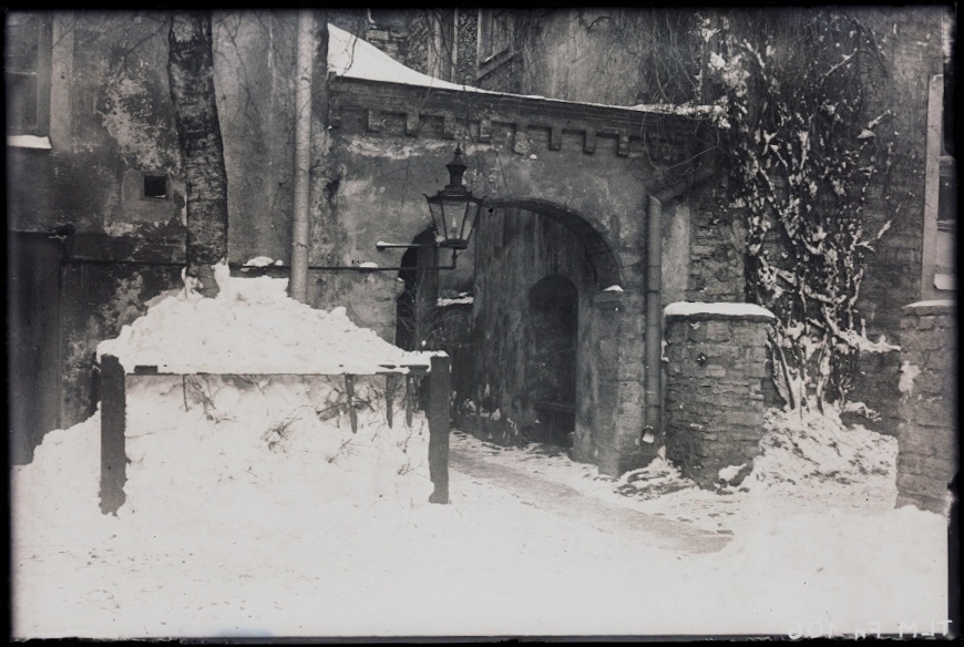 Tallinn, Lai tänav 29, värav Huecki maja õues.