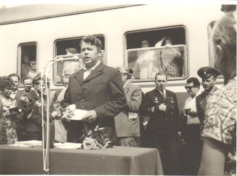 foto, Türi raudteejaama avamine 7.juulil 1972.a. Kõneleja taga seisab reisirong