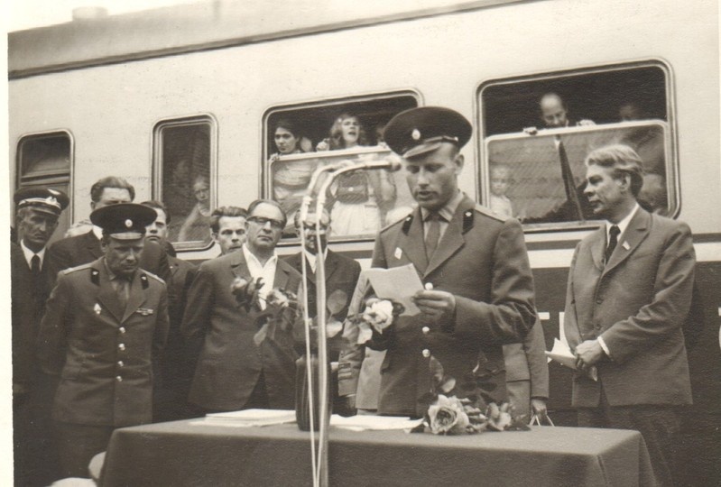 foto, Türi raudteejaama avamine 7.juulil 1972.a. Kõneleja taga seisab reisirong