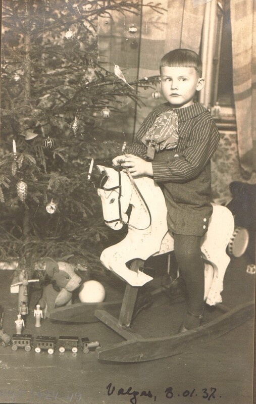 foto albumis Enn Reiljan kiikhobusel Valgas 1937