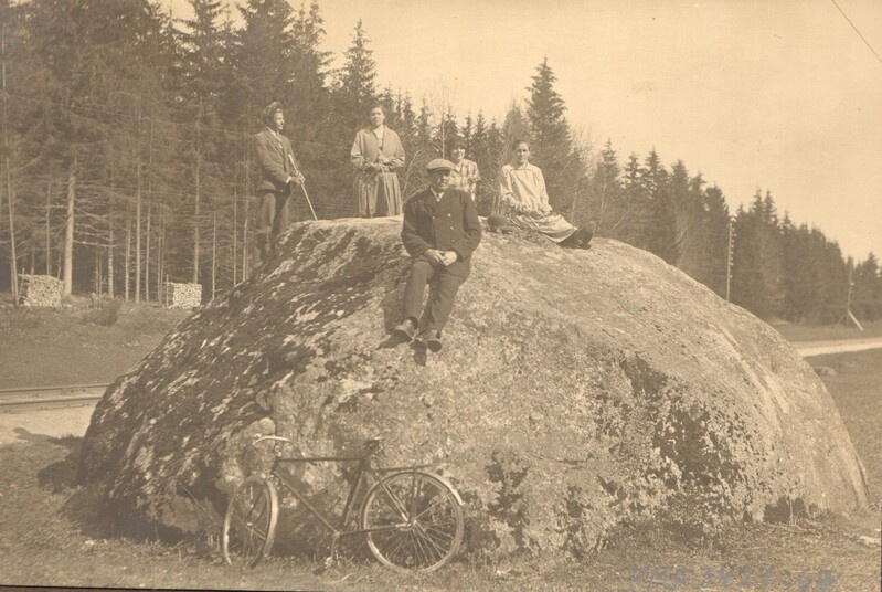foto albumis inimesed suure kivi otsas
