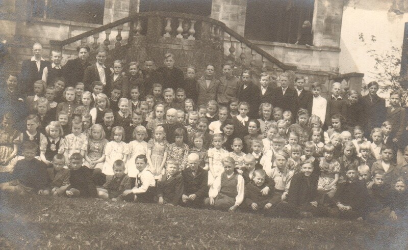 foto, õpilased Purdi mõisa ees