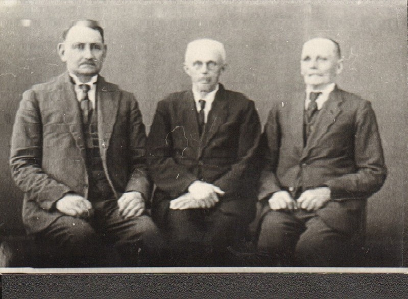 klaasnegatiiv grupipilt 1938  pildil 3 meest vasakul Tobro ja paremal Sõnajalg