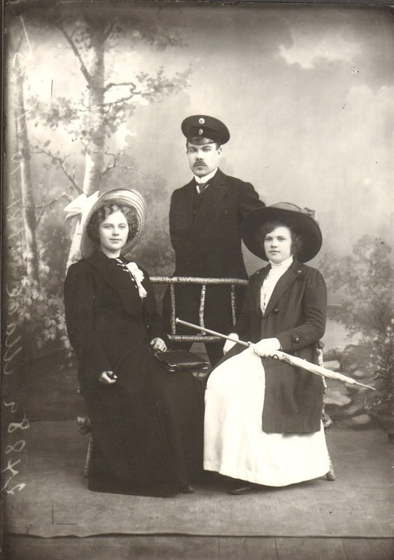 klaasnegatiiv ja foto, Made, kaks neidu ja noormees 20.saj. alguses