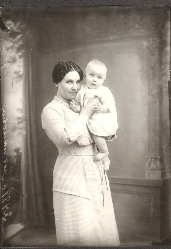 klaasnegatiiv ja foto, Elmanovitsh, ema lapsega 20.saj. alguses