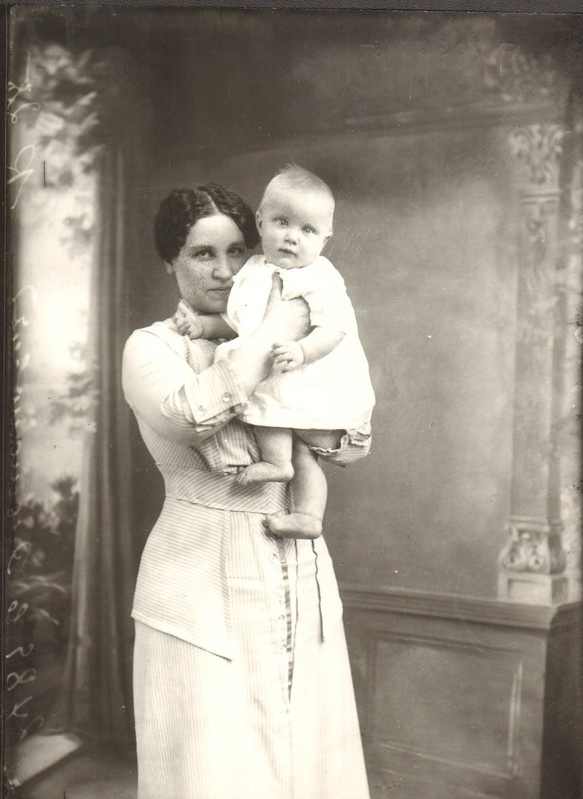 klaasnegatiiv ja foto, Elmanovitsh, ema lapsega 20.saj. alguses