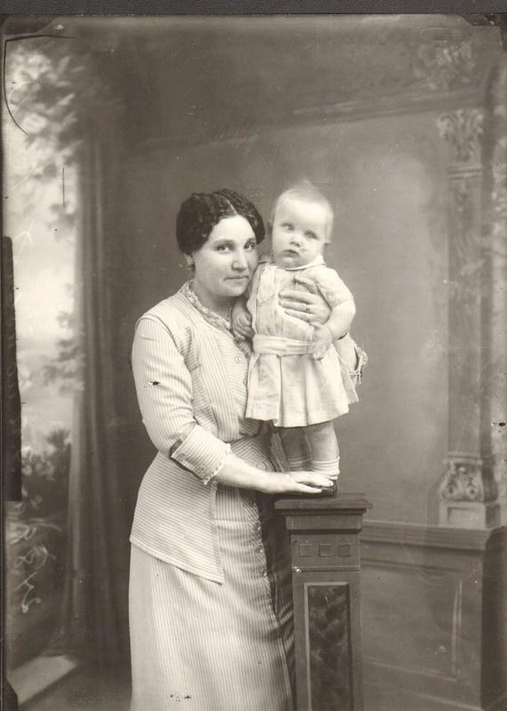 klaasnegatiiv ja foto, Elmanovitsh, ema lapsega 20.saj. alguses