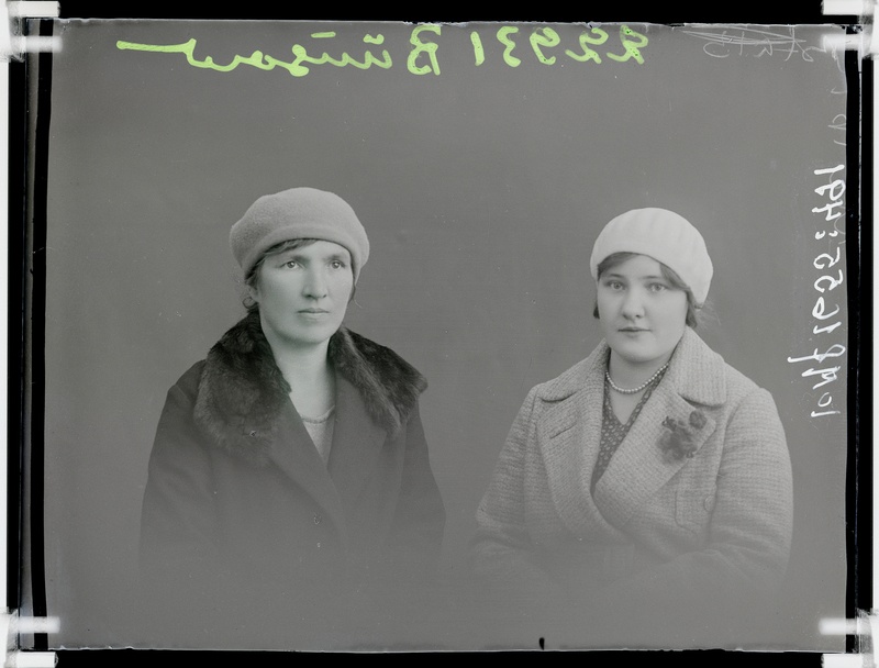 klaasnegatiiv, Bünsov, 2 naise poolportreed, Paide 1930-ndad a.