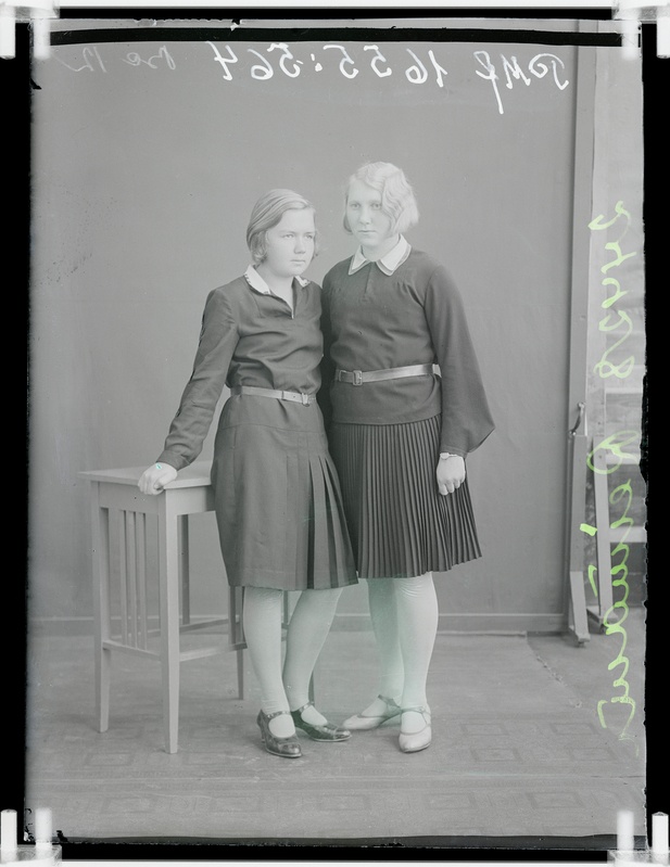 klaasnegatiiv, Reimann, 2 õe täisportreed, Paide 1930-ndad a.