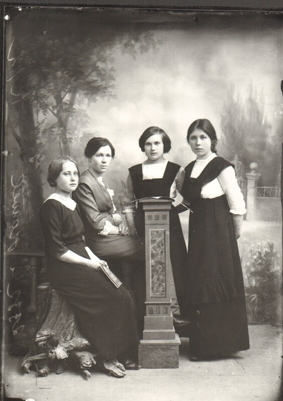 klaasnegatiiv ja foto kahest naisest