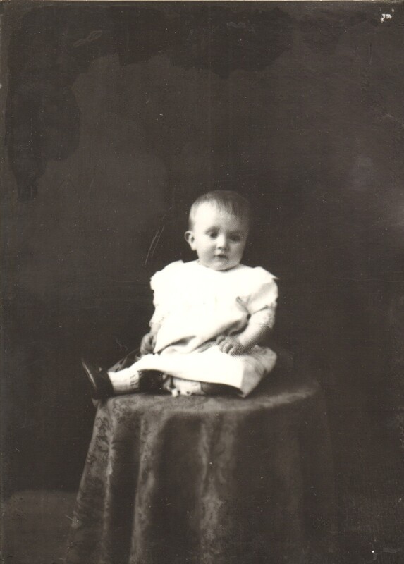 klaasnegatiiv ja foto, väike laps