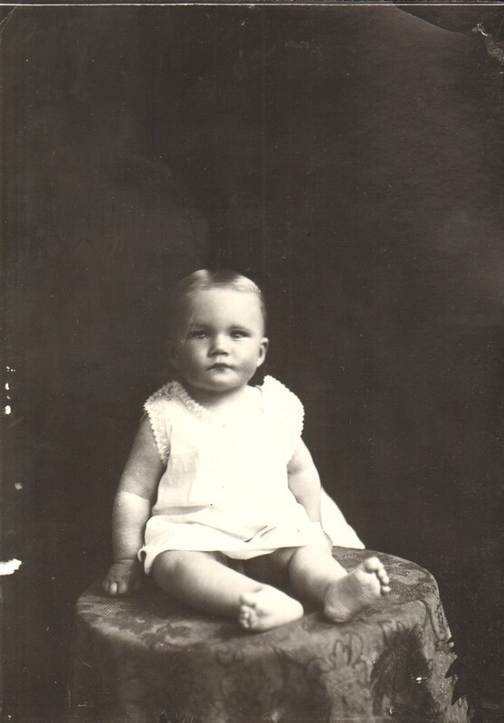 klaasnegatiiv ja foto, väike laps