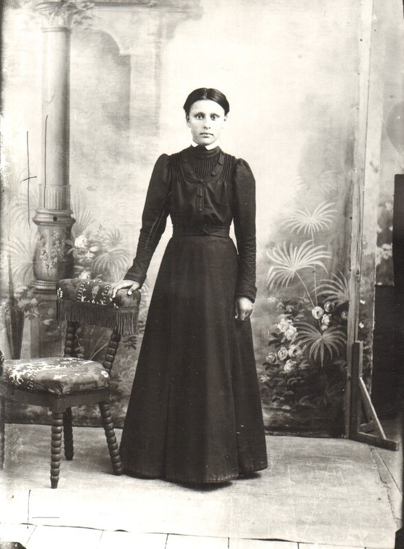 klaasnegatiiv ja foto, tumedas kleidis naine