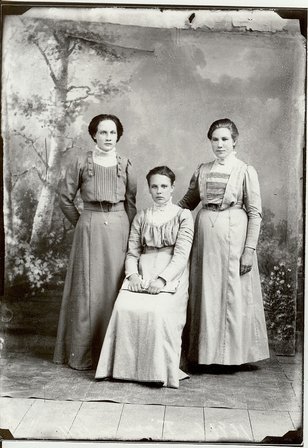 klaasnegatiiv ja foto, kolm naist