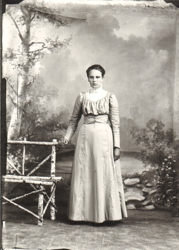 klaasnegatiiv ja foto, heledas kleidis naine