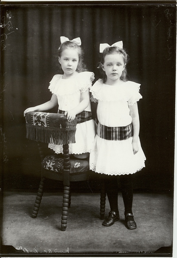 klaasnegatiiv ja foto, kaks tütarlast