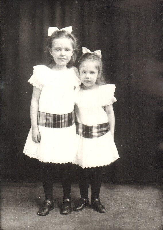 klaasnegatiiv ja foto, kaks tütarlast