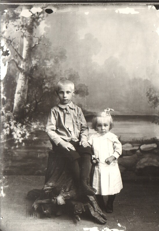 klaasnegatiiv ja foto, poiss ja tüdruk