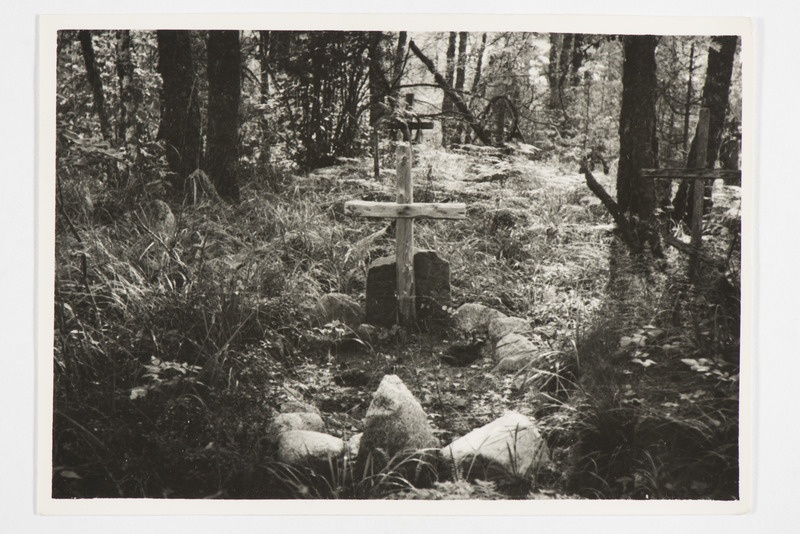 Värske haud Kõrvõttula kalmistul, hauakoht piiratud kividega, päitses ja jalutsis suurem kivi