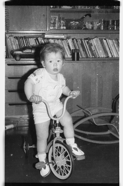 Väikelaps jalgrattaga